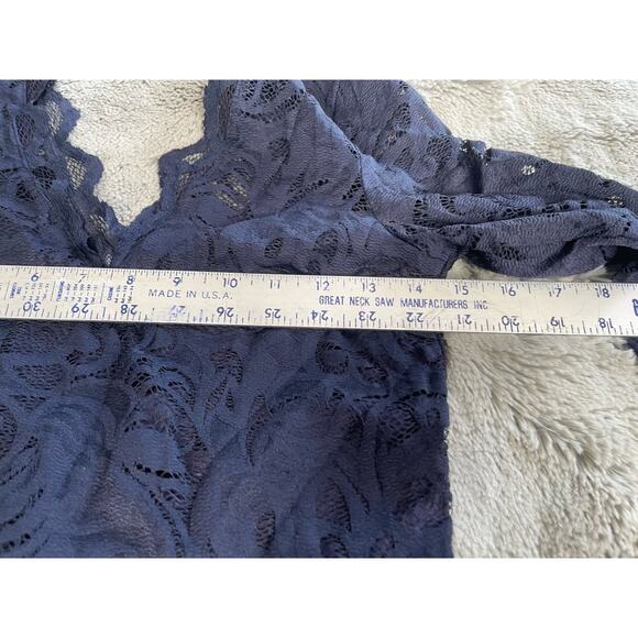 H&M Women’s Lace Dress V Neck Navy Blue Classy Semi Sheer Lined Slim Fit Sz 6 - Picture 2 of 9
